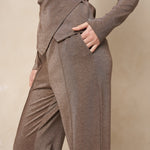 Taupe lurex broek Lofty Manner Inna – model met persplooi, gedragen met wikkeltop Jori | Jo&Co Club