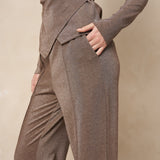Taupe lurex broek Lofty Manner Inna – model met persplooi, gedragen met wikkeltop Jori | Jo&Co Club