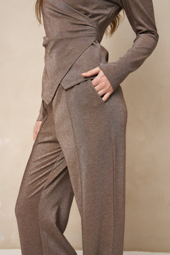 Taupe lurex broek Lofty Manner Inna – model met persplooi, gedragen met wikkeltop Jori | Jo&Co Club