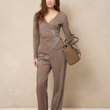 Model in taupe co-ord: lurex broek Inna en wikkeltop Jori met taupe tas | Jo&Co Club