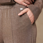 Detail taupe lurex broek Inna – steekzak en metallic glans van de stof | Jo&Co Club