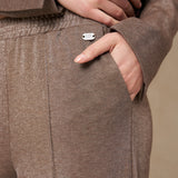 Detail taupe lurex broek Inna – steekzak en metallic glans van de stof | Jo&Co Club
