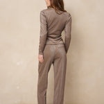Model van achteren in taupe lurex broek Inna en top Jori | Jo&Co Club