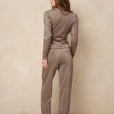 Model van achteren in taupe lurex broek Inna en top Jori | Jo&Co Club