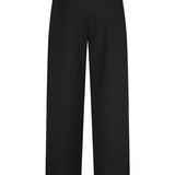 Achterkant zwarte pantalon Jax – knooplipjes onderaan de pijpen | Jo&Co Club