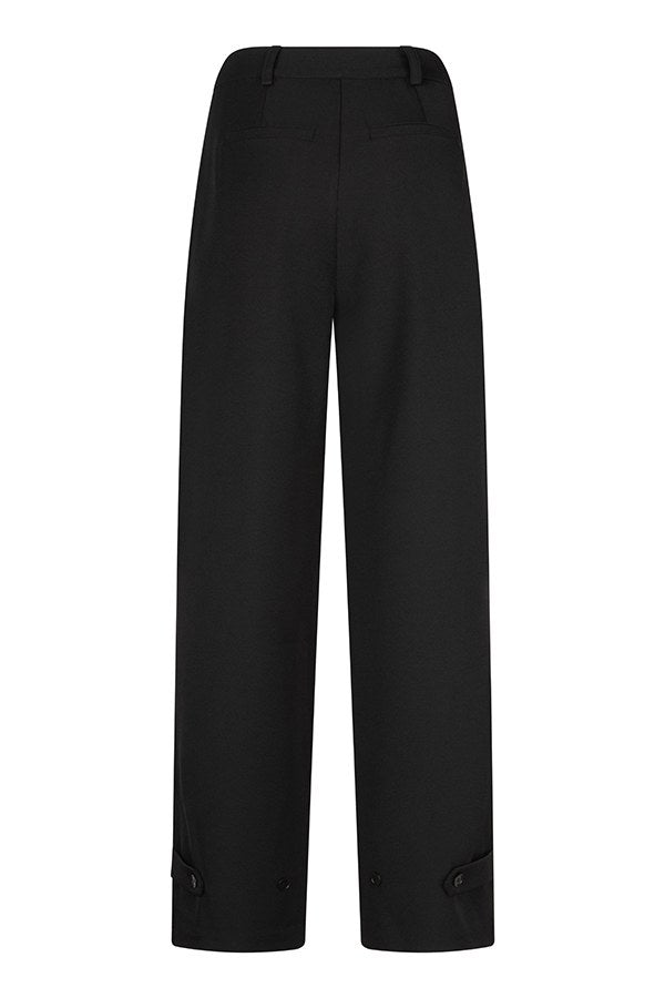 Achterkant zwarte pantalon Jax – knooplipjes onderaan de pijpen | Jo&Co Club