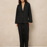 Zwarte pantalon met plooien Lofty Manner Jax – model in zwart pak met open pijpen en blazer Jadie | Jo&Co Club