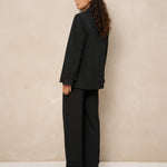 Model van opzij in zwarte pantalon Jax en zwarte blazer Jadie | Jo&Co Club