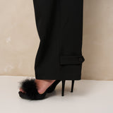 Detail zwarte pantalon Jax – lipje met knoop aan de enkel | Jo&Co Club