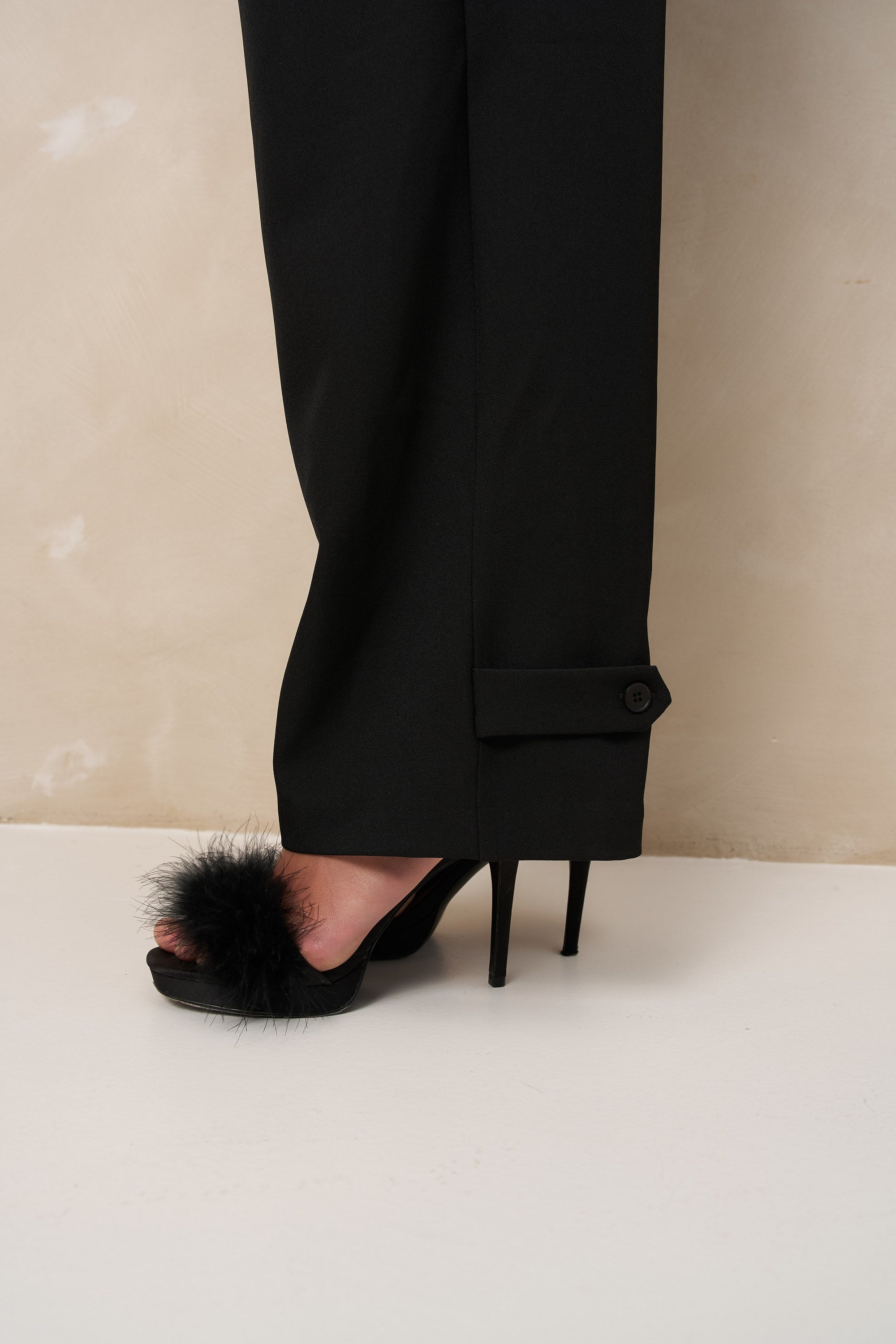 Detail zwarte pantalon Jax – lipje met knoop aan de enkel | Jo&Co Club