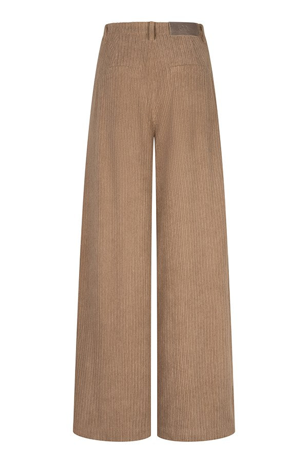 Achterkant taupe ribcord broek Josy – tailleband met label en wijde pijpen | Jo&Co Club