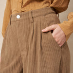 Wijde ribcord broek Lofty Manner Josy – close-up van knoopsluiting, bandplooi en steekzak | Jo&Co Club
