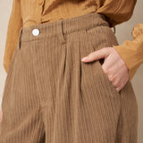 Wijde ribcord broek Lofty Manner Josy – close-up van knoopsluiting, bandplooi en steekzak | Jo&Co Club