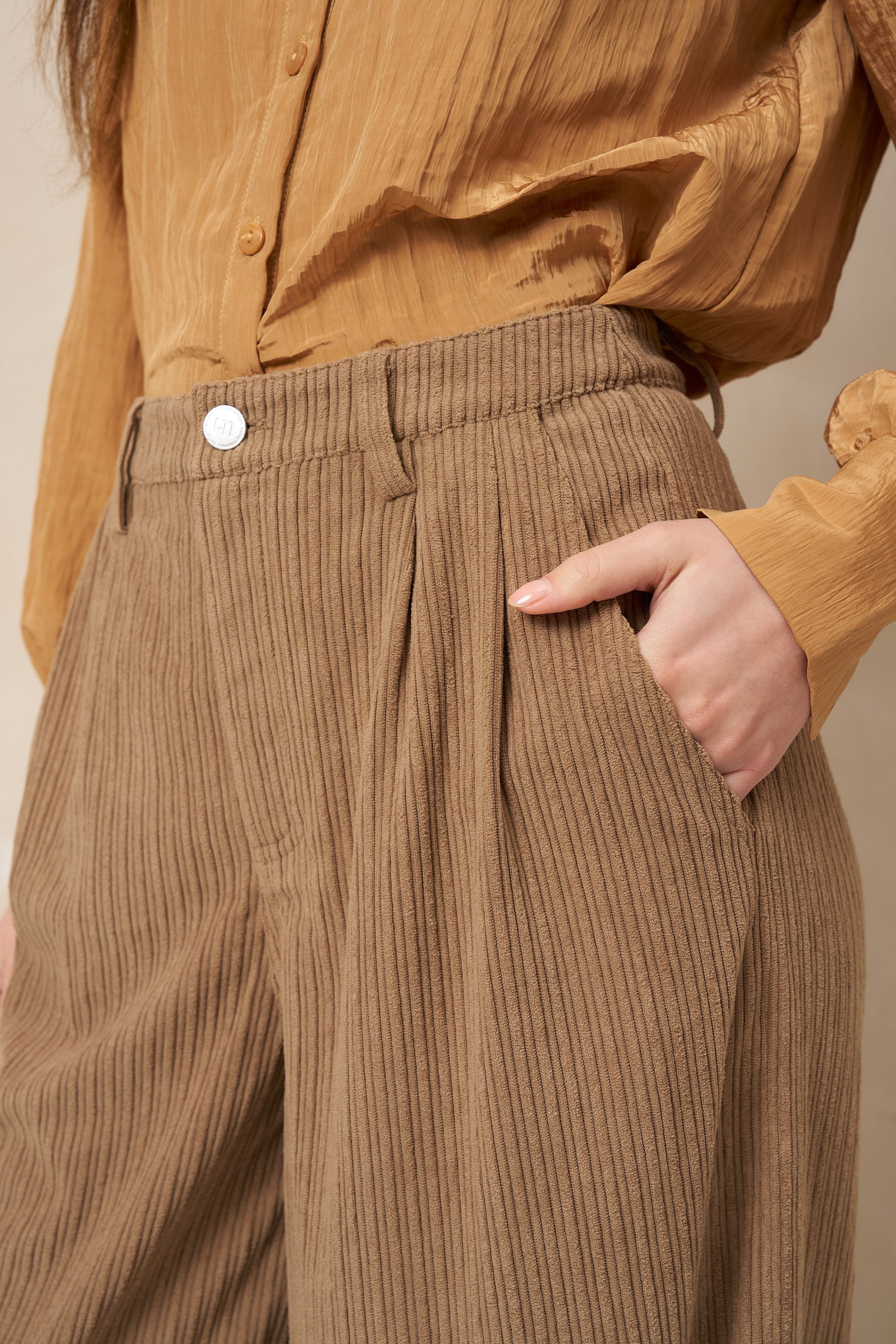 Wijde ribcord broek Lofty Manner Josy – close-up van knoopsluiting, bandplooi en steekzak | Jo&Co Club