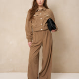 Model in taupe ribcord set: broek Josy en jasje Jaxy met zwarte tas | Jo&Co Club