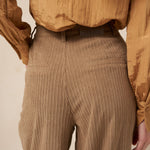 Detail achterkant ribcord broek Josy – hoge taille en brede ribbels | Jo&Co Club
