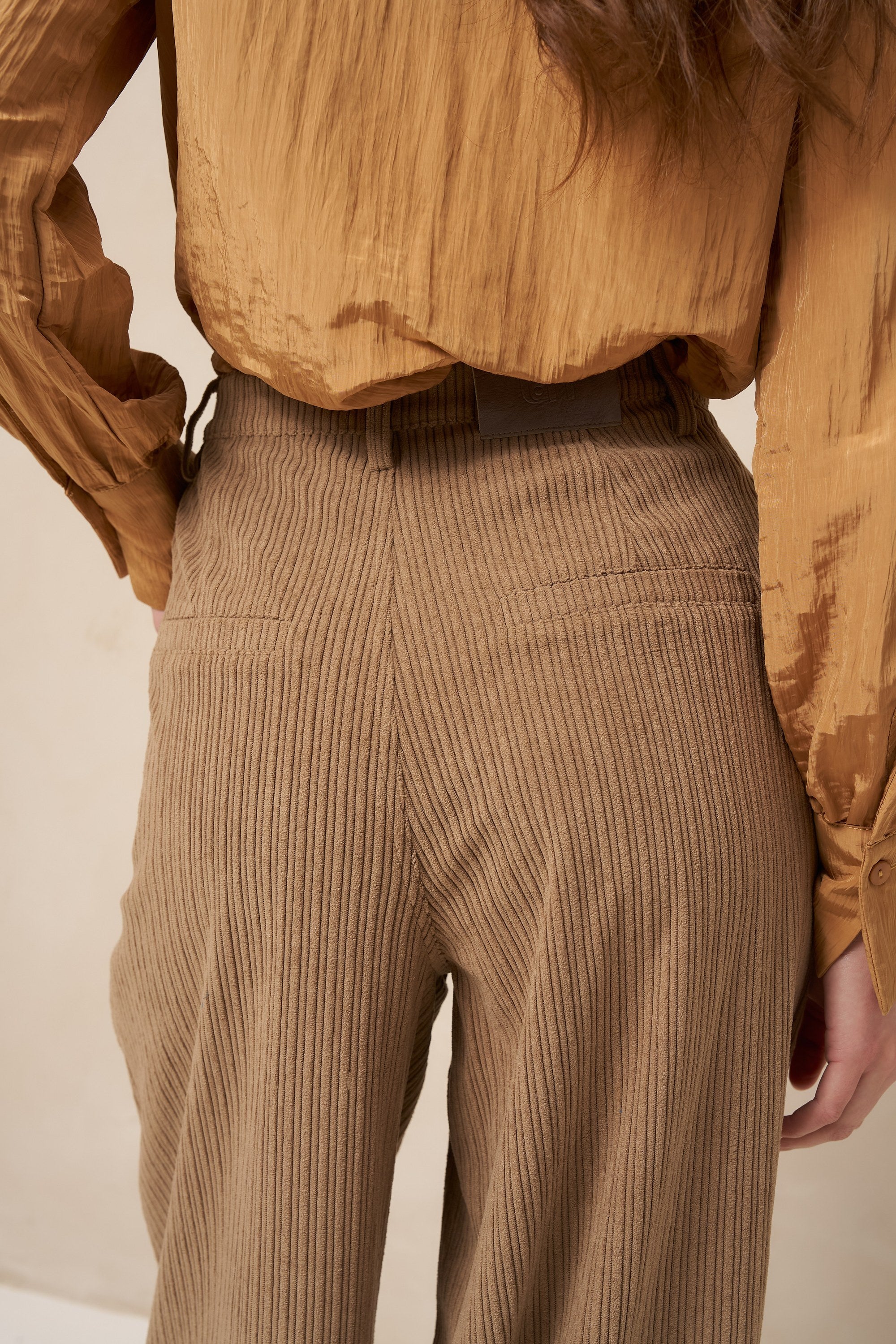 Detail achterkant ribcord broek Josy – hoge taille en brede ribbels | Jo&Co Club