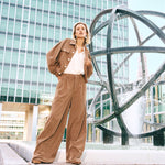Campagnefoto: model in taupe ribcord set met wijde broek Josy en jasje Jaxy | Jo&Co Club