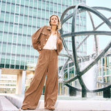Campagnefoto: model in taupe ribcord set met wijde broek Josy en jasje Jaxy | Jo&Co Club