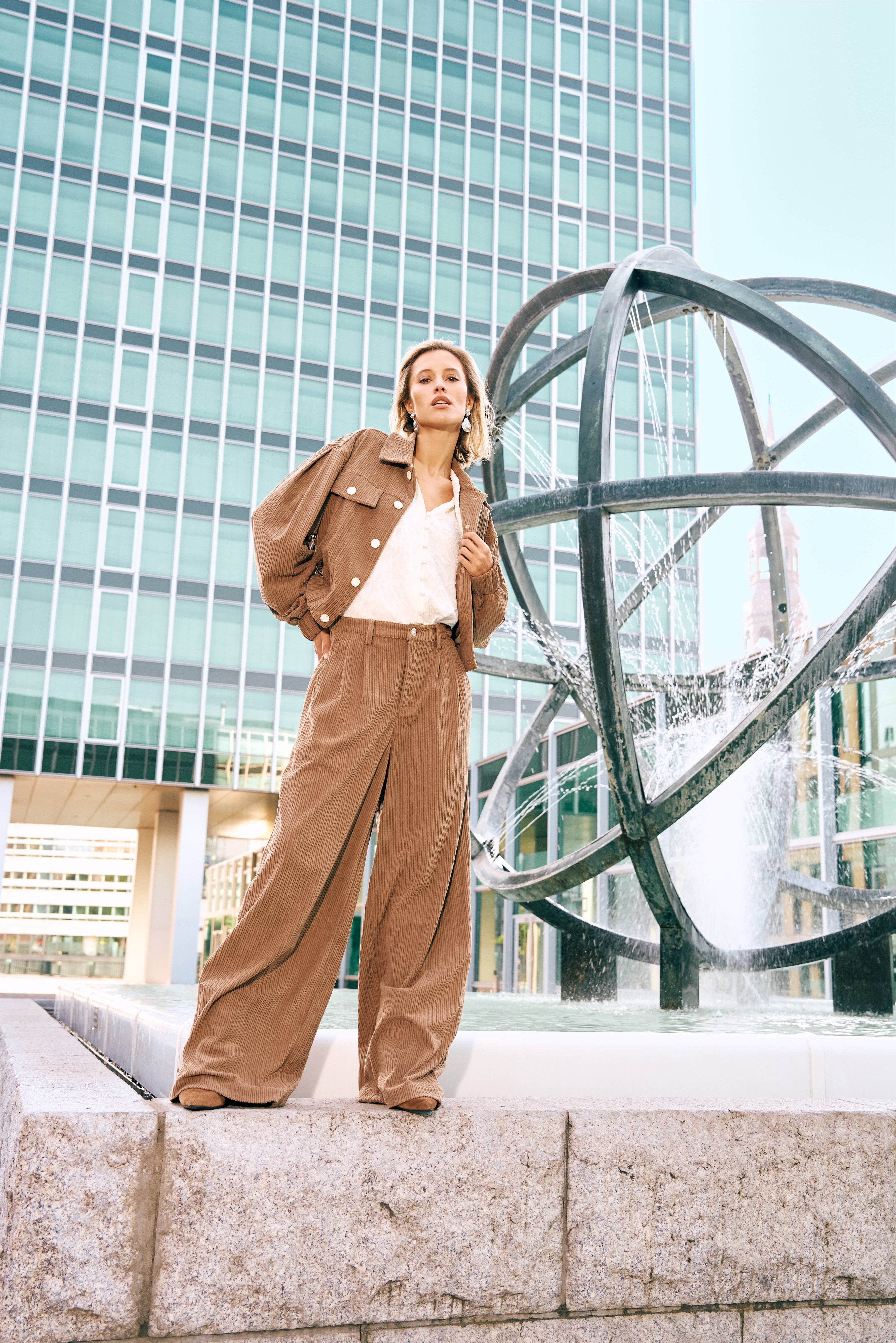 Campagnefoto: model in taupe ribcord set met wijde broek Josy en jasje Jaxy | Jo&Co Club