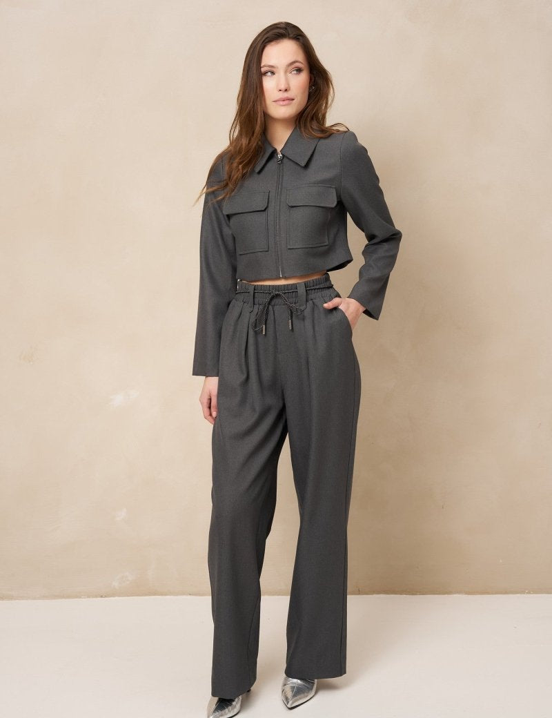 Cropped jasje Lofty Manner Kia in antraciet met bijpassende pantalon Kela | Jo&Co Club
