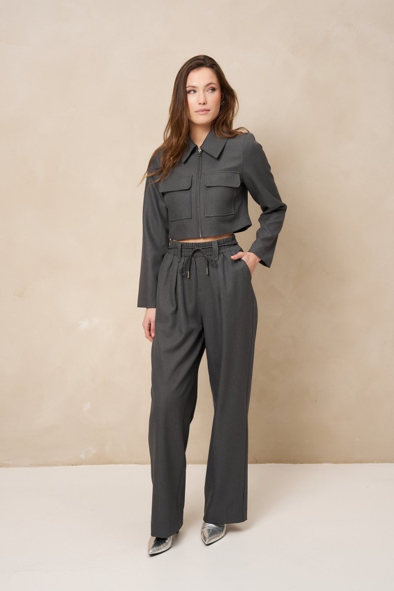 Cropped jasje Lofty Manner Kia in antraciet met bijpassende pantalon Kela | Jo&Co Club