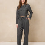 Cropped jasje Lofty Manner Kia in antraciet met bijpassende pantalon Kela | Jo&Co Club