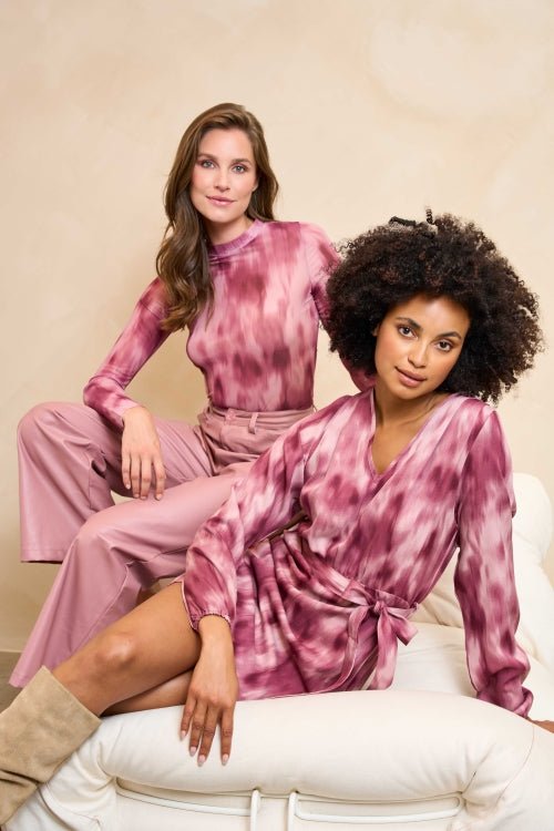 Lofty Manner Dress Alou | Mauve Ombre in Diep bordeauxrood, mauve en crème-wit in, Overslagmodel