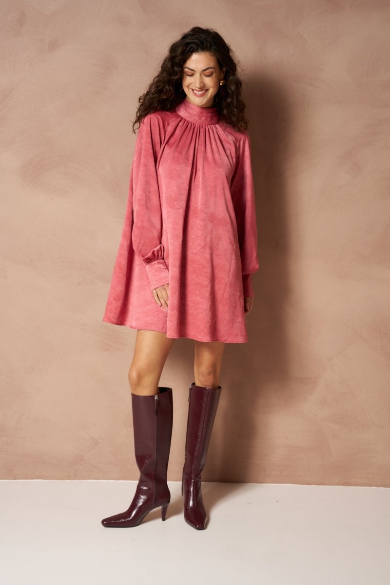 Jurk Luvi - Mini Bow Neck Koraal – koraalroze mini-jurk met hoge hals en lange mouwen | Jo&Co Club