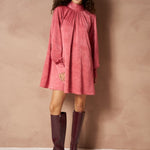 Jurk Luvi - Mini Bow Neck Koraal – koraalroze mini-jurk met hoge hals en lange mouwen | Jo&Co Club
