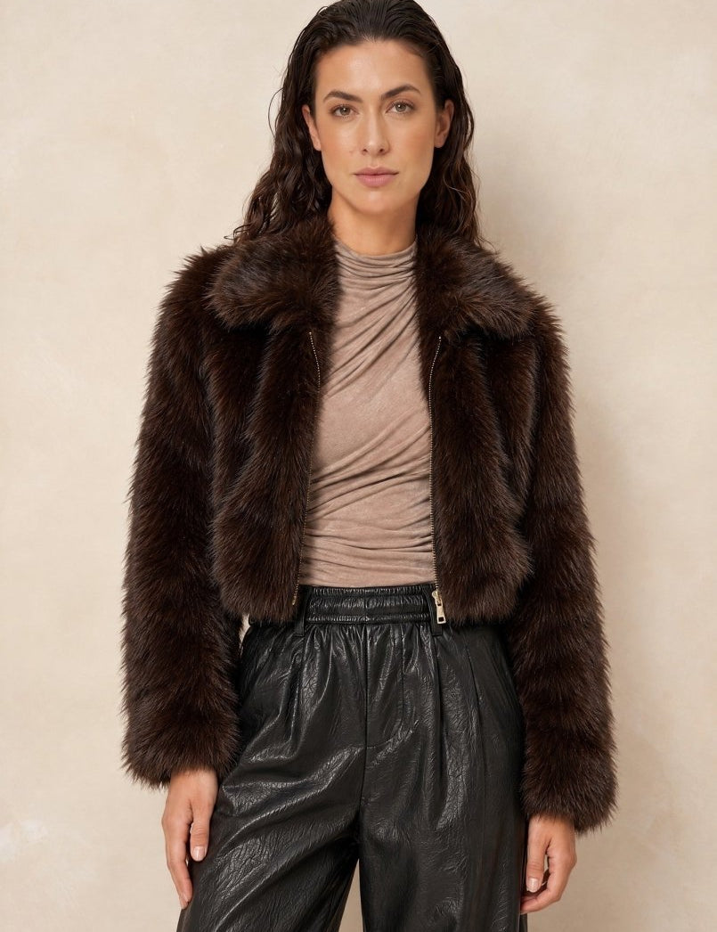 Fake fur jas Lofty Manner Kaia in donkerbruin over een leren broek | Jo&Co Club