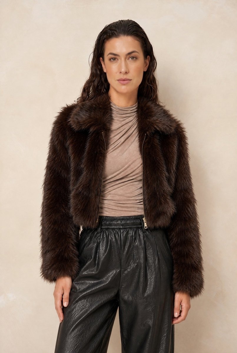 Fake fur jas Lofty Manner Kaia in donkerbruin over een leren broek | Jo&Co Club