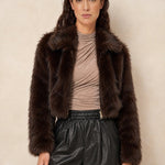 Fake fur jas Lofty Manner Kaia in donkerbruin over een leren broek | Jo&Co Club