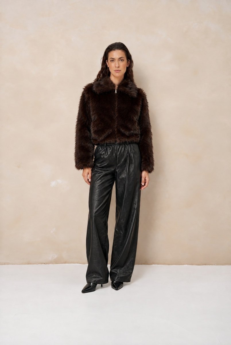 Model in korte fake fur jas Lofty Manner Kaia, voorkant | Jo&Co Club