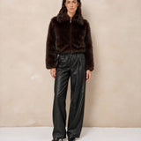 Model in korte fake fur jas Lofty Manner Kaia, voorkant | Jo&Co Club