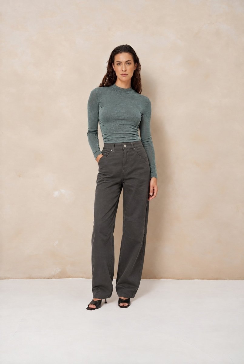 Model in col top Lofty Manner Kelly met wijde jeans, voorkant | Jo&Co Club