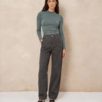 Model in col top Lofty Manner Kelly met wijde jeans, voorkant | Jo&Co Club