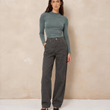 Model in col top Lofty Manner Kelly met wijde jeans, voorkant | Jo&Co Club