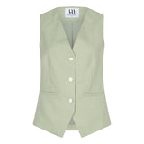 Een productfoto van een mouwloos gilet in een lichte, pistachegroene kleur, gepresenteerd | Lofty Manner Shirin | Jo&Co Club
