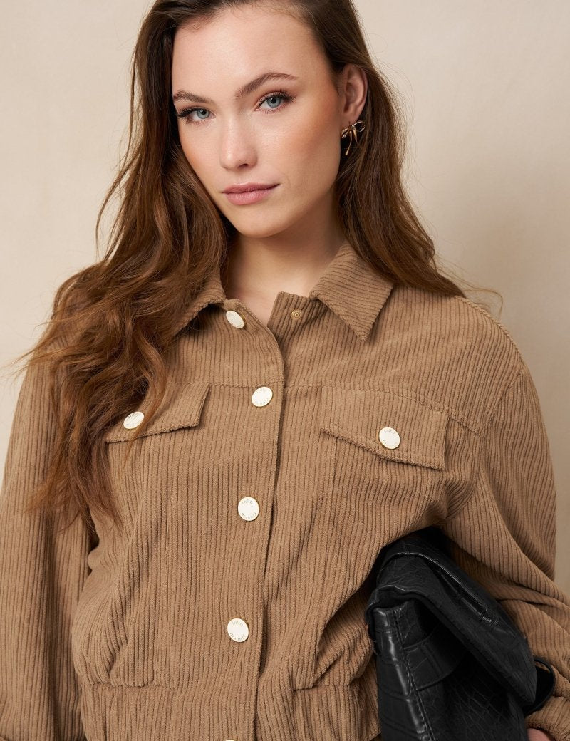 Taupe ribcord jasje Lofty Manner Jaxy – model met crème knopen en zwarte tas | Jo&Co Club