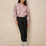 Model in roze bomberjack Jules met zwarte pantalon en zilveren laarzen | Jo&Co Club