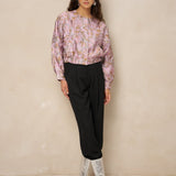 Model in roze bomberjack Jules met zwarte pantalon en zilveren laarzen | Jo&Co Club