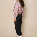 Model van opzij in roze bomberjack Jules en zwarte broek | Jo&Co Club