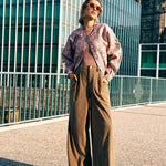 Campagnefoto: model in roze jacquard bomberjack Jules met bruine wijde pantalon in de stad | Jo&Co Club