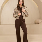 Model foto van het noor jacket van lofty manner in rustige setting, met bruine co-ord set gecombineerd