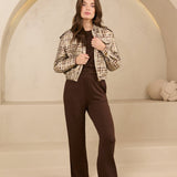 Model foto van het noor jacket van lofty manner in rustige setting, met bruine co-ord set gecombineerd