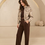 Model draagt jacket noot van lofty manner in rustige omgeving.