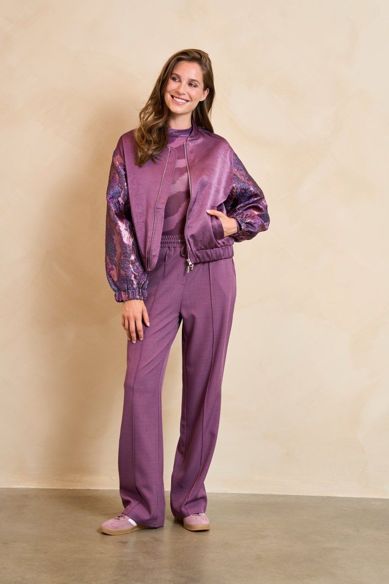 Lofty Manner Jacket Oree | Purple in Diep auberginepaars, bomberjack, top met lange mouwen, lange broek met wijde pijpen