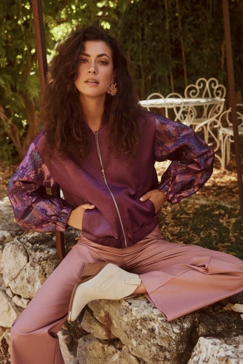 Lofty Manner Jacket Oree | Purple in body in diep glanzend auberginepaars; mouwen, bomberjack en wijde broek