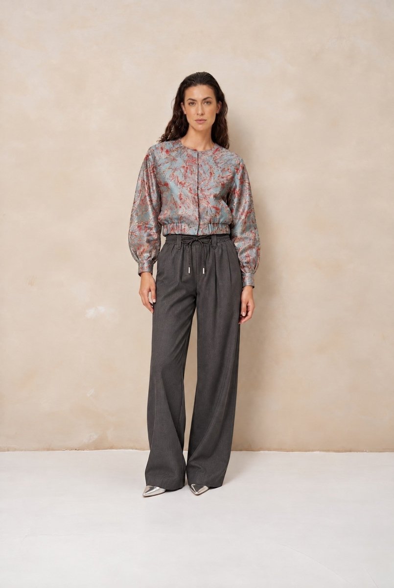 Model in bomberjack Lofty Manner Jules met wijde pantalon, voorkant | Jo&Co Club